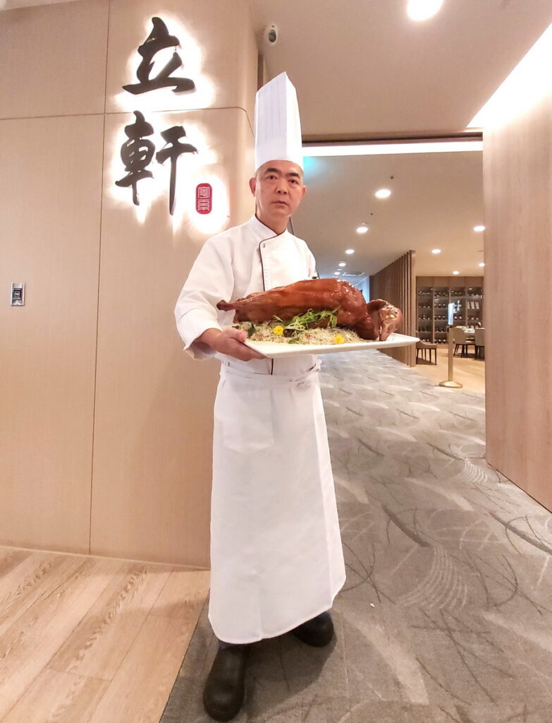 富士大飯店立軒中餐廳的港籍伍見朋主廚,14歲從廚房學徒開始學藝,自帶一身粵菜手藝的伍主廚,最擅長的是以其為根基並融入台灣在地食材,創造出獨特的美食佳餚。