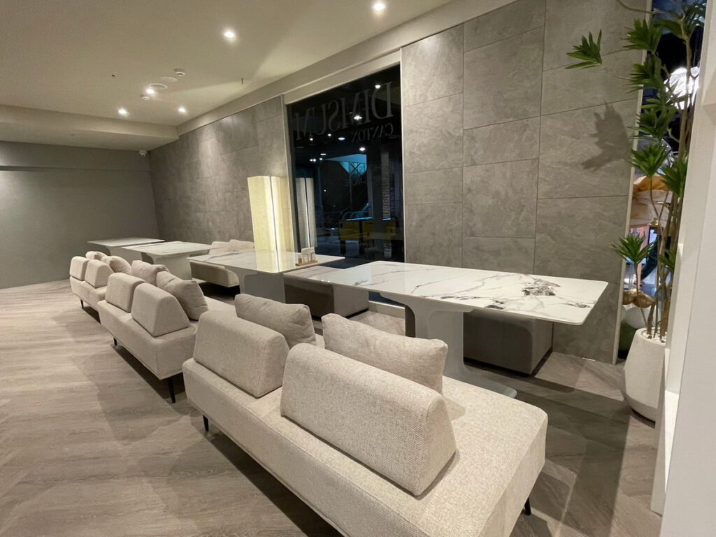 「點八粵」的用餐空間經過精心設計,既有舒適的用餐區域,也有獨立圓桌包廂,貼切滿足了不同用餐顧客的需求。
