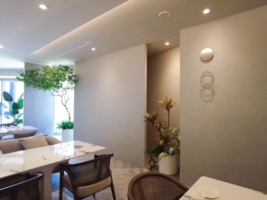 「點八粵」的用餐空間經過精心設計,既有舒適的用餐區域,也有獨立圓桌包廂,貼切滿足了不同用餐顧客的需求。