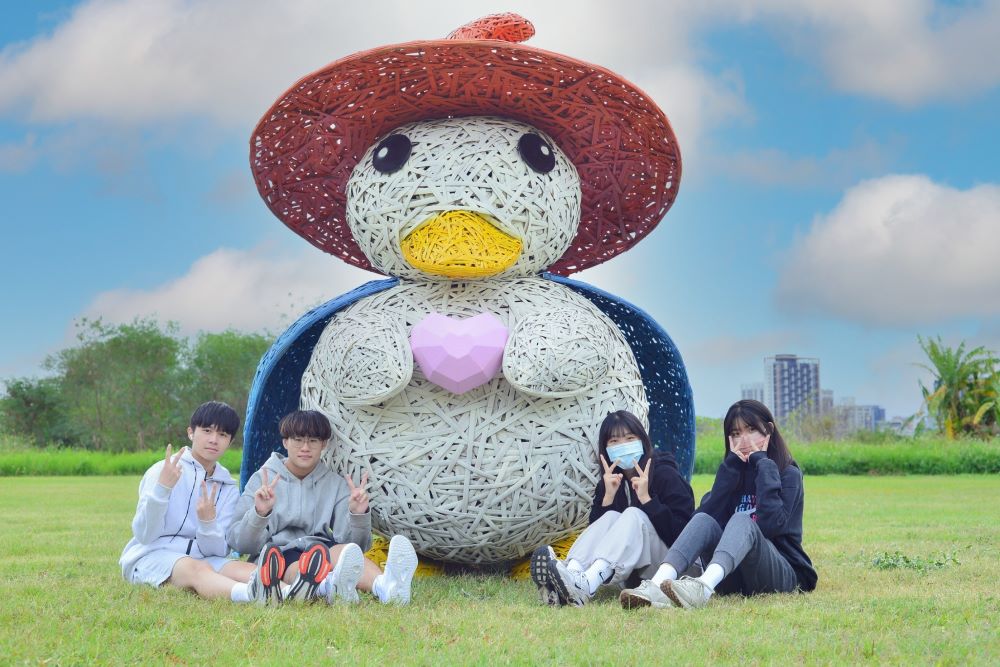 《圖說》2023鴨鴨公園地景藝術展跟著小鴨巫師進入魔法世界。〈高灘處提供〉