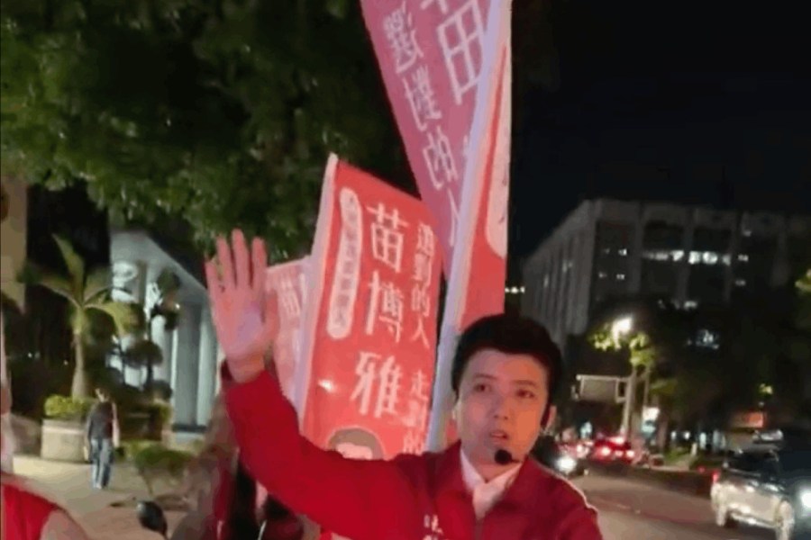 苗博雅騎車違規插旗吞5罰單 楊植斗諷她參選「違法」委員 210 照片來源:截圖自苗博雅直播