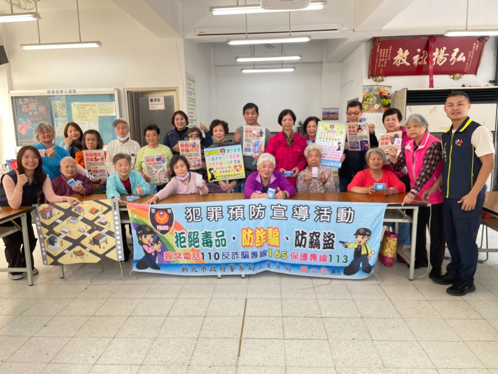 警方與厚德里長陳榮楠，向民眾宣導反詐及婦幼安全。(記者宋紹誠翻攝)