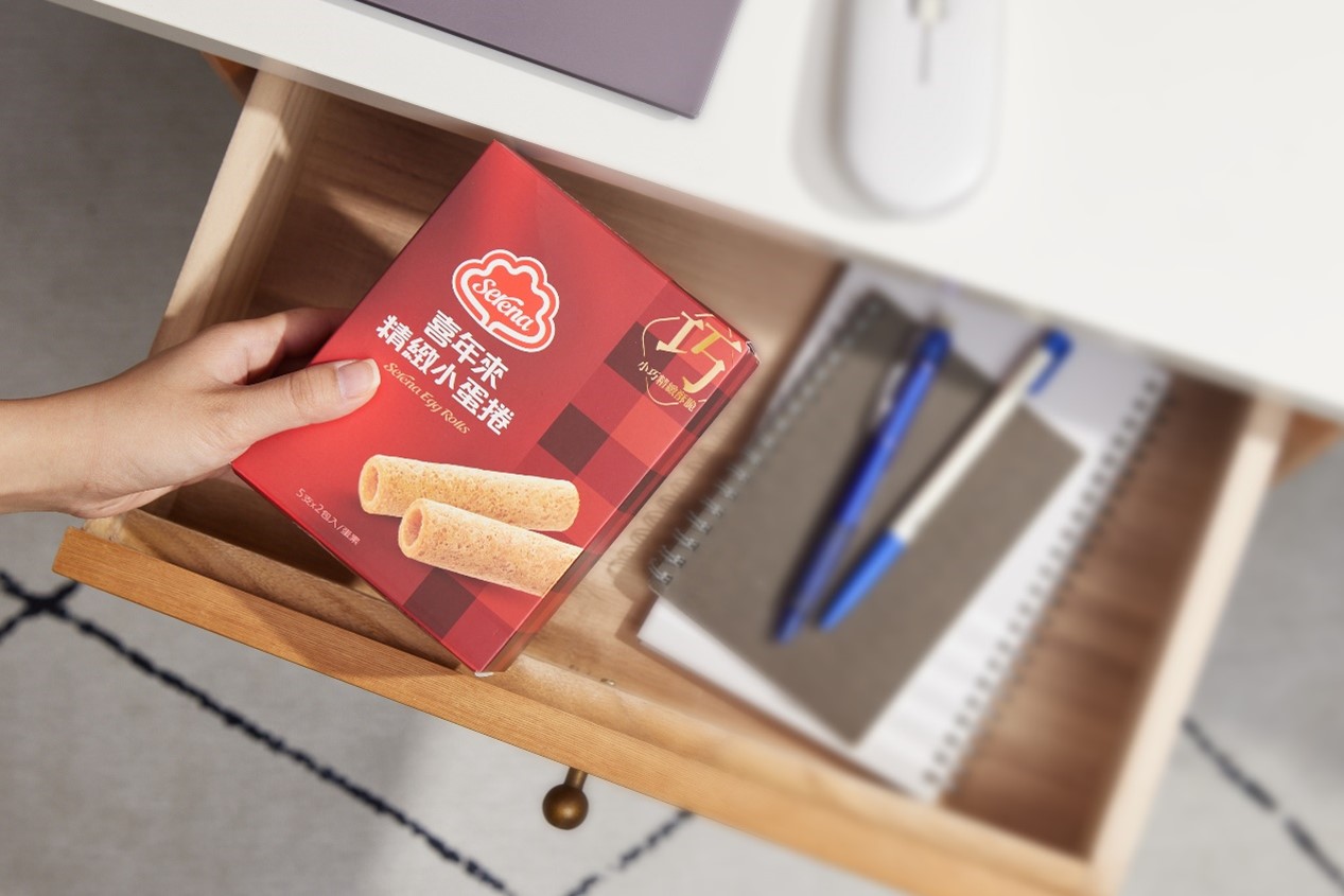 療癒的上班族,讓精緻小蛋捲分享包,佔據零食櫃。(圖/喜年來提供)