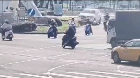 自小客車無煞停跡象衝撞準備停等紅燈機車騎士。（記者林金聖翻攝）