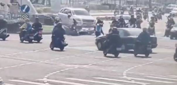 自小客車衝上安全島轉回車道坡及停等紅燈機車。（記者林金聖翻攝）