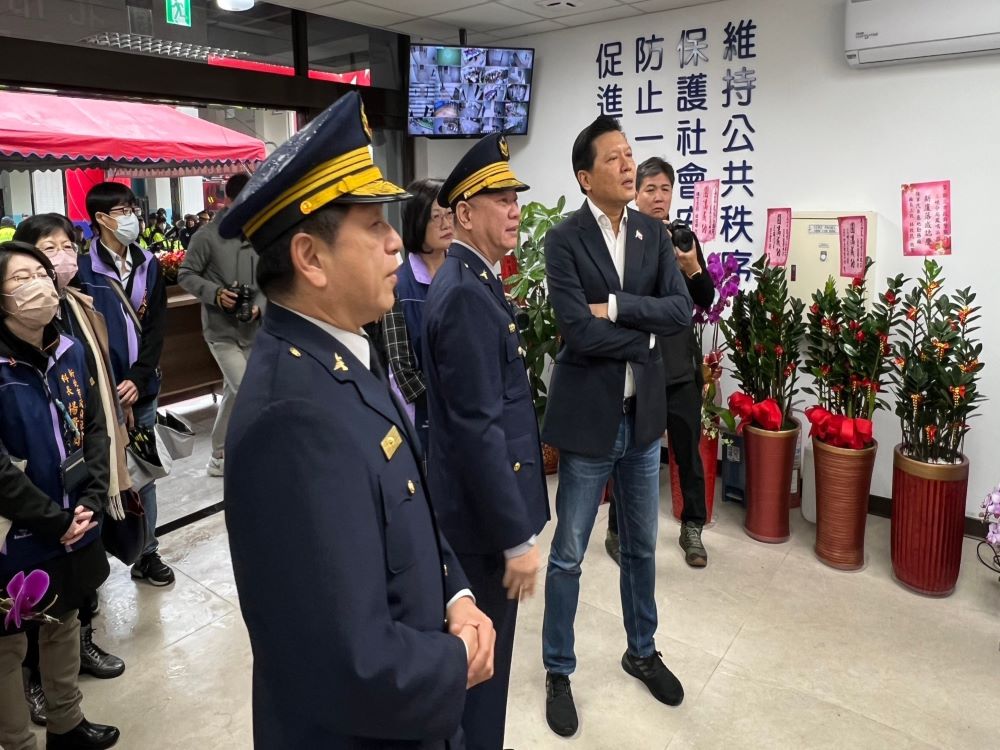 《圖說》警察局長廖訓誠為副市長朱惕之簡介辦公大樓設施,左為三峽分局長許城銘。〈三峽分局提供〉