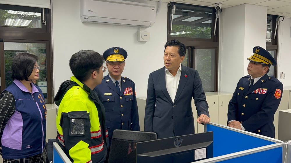 《圖說》副市長朱惕之關心員警使用情形,中為警察局長廖訓誠、右為三峽分局長許城銘。〈三峽分局提供〉