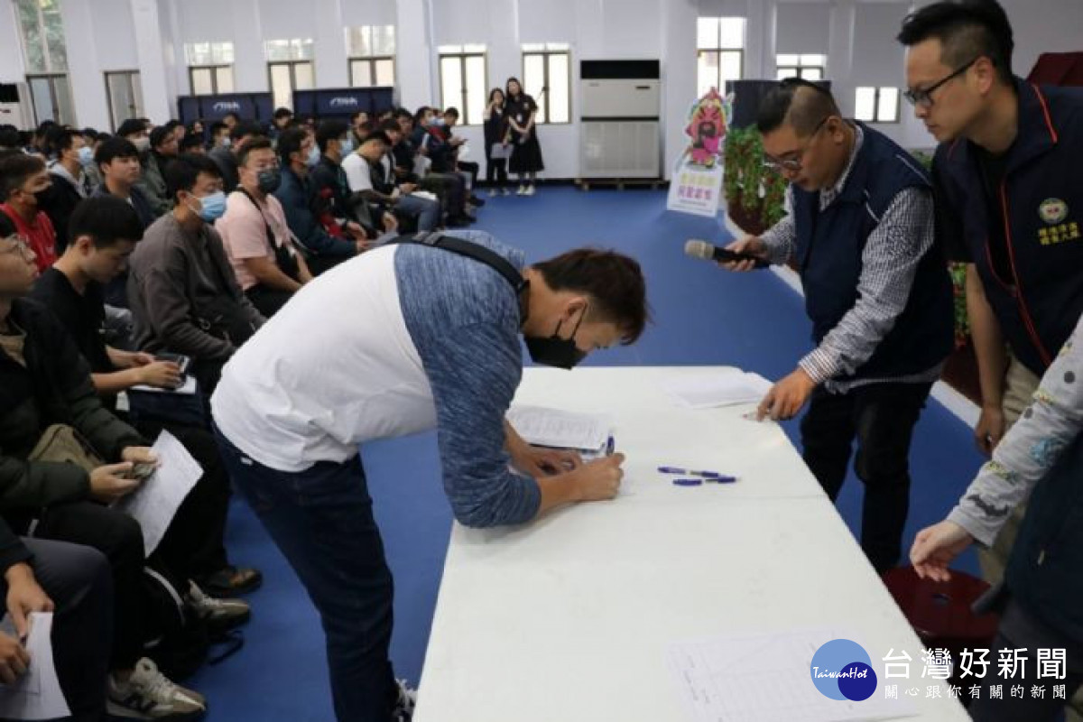 桃園市政府環境清潔稽查大隊於環保行政園區辦理第二波錄取清潔隊員志願選填作業。