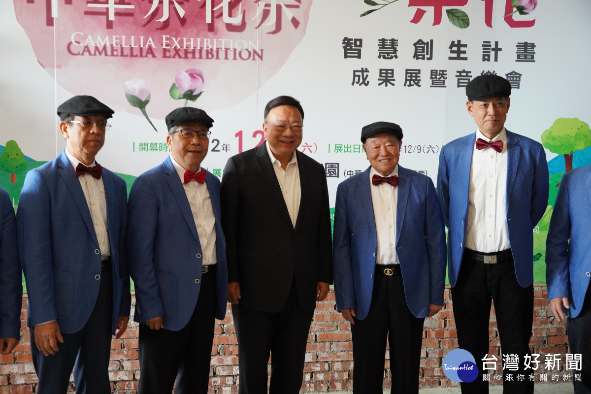中華大學校長劉維琪(中間)與前交通部長陳世圯(由右至左第二位)帶領的玩風樂團