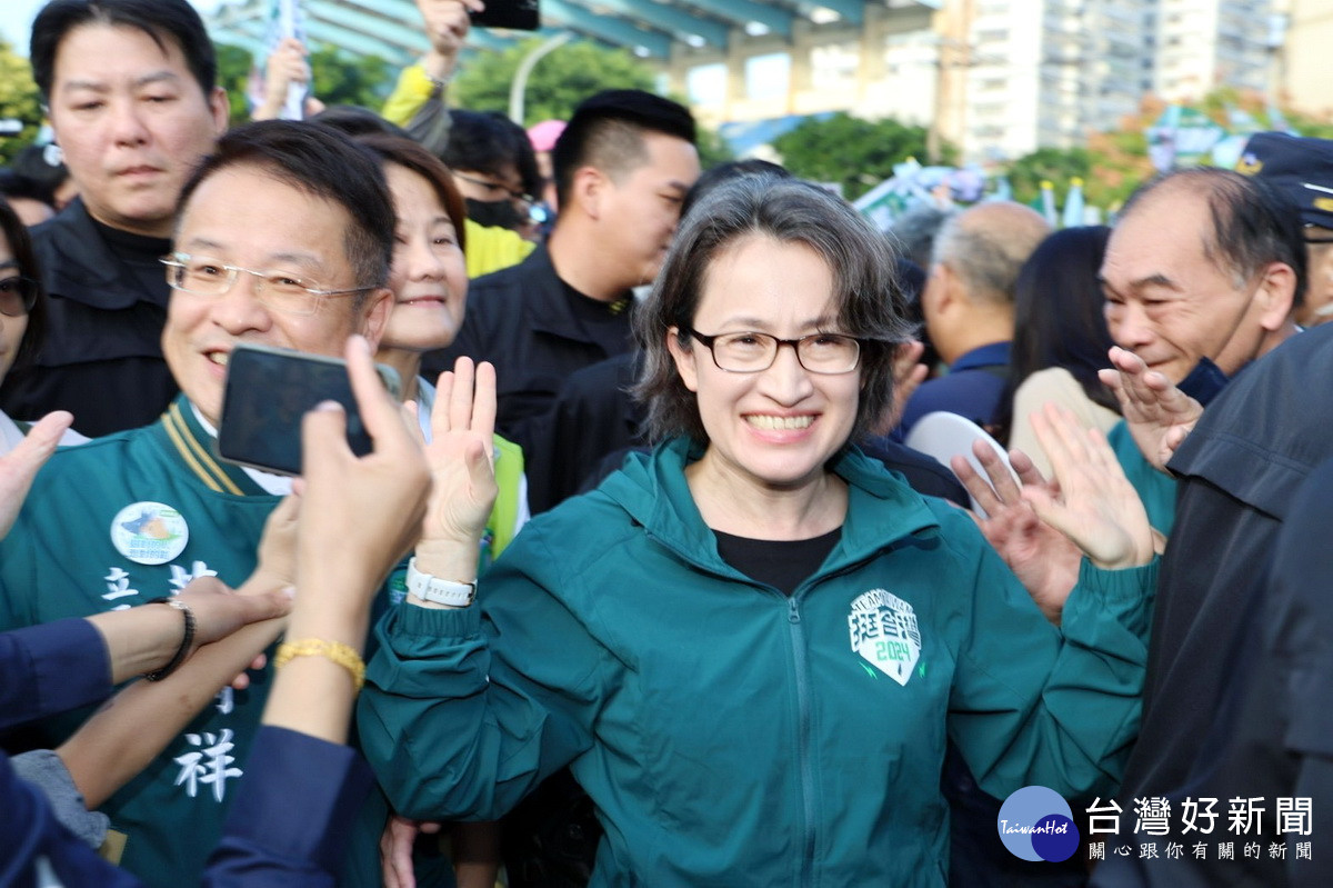 蕭美琴桃園首場輔選,民眾夾道歡迎高喊凍蒜。