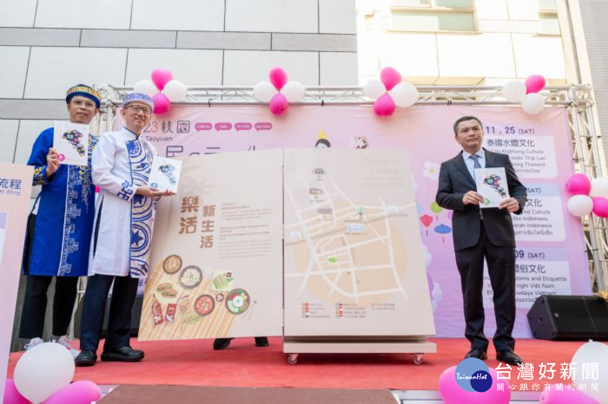 王副市長開箱桃園市新住民專刊創刊號。