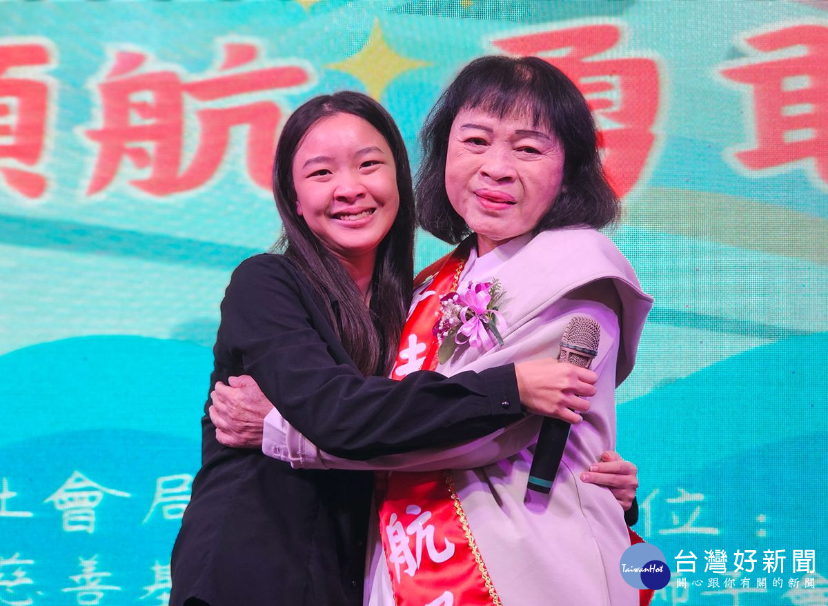 楊雪紅女士的毅力與堅持感動許多人,在女兒成長的路上,雪紅告訴孩子:辛苦是必然的,但為了更好的生活,一定要加倍努力。