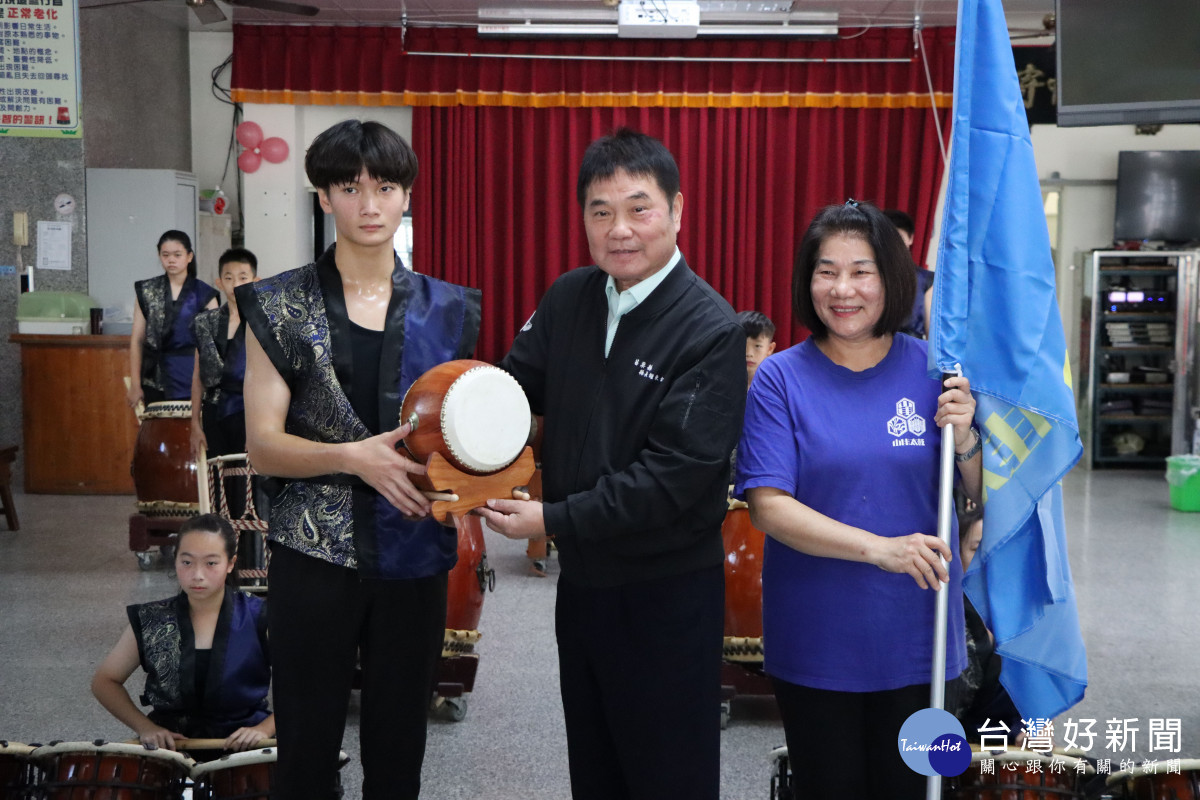 山佳太鼓團赴日參加太鼓少年大賽　鍾東錦授旗勉勵