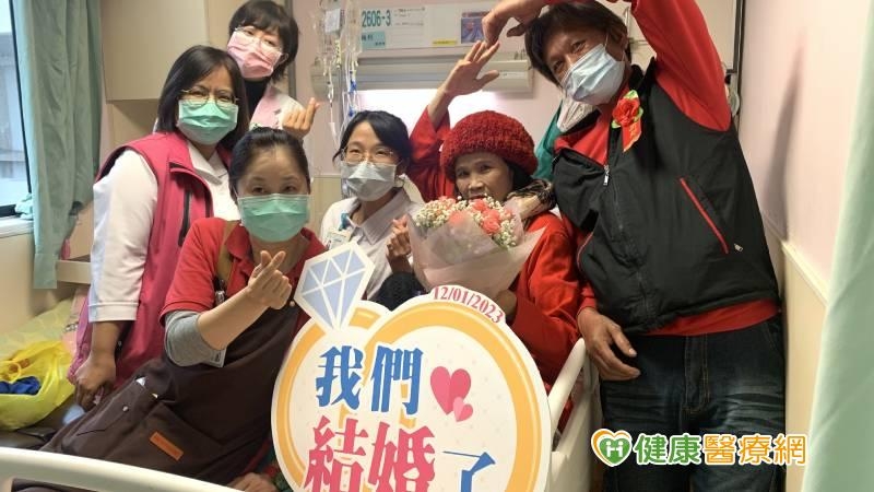 6旬癌末婦臨終完婚 暖夫含淚獻花「給妳一個歸宿!」