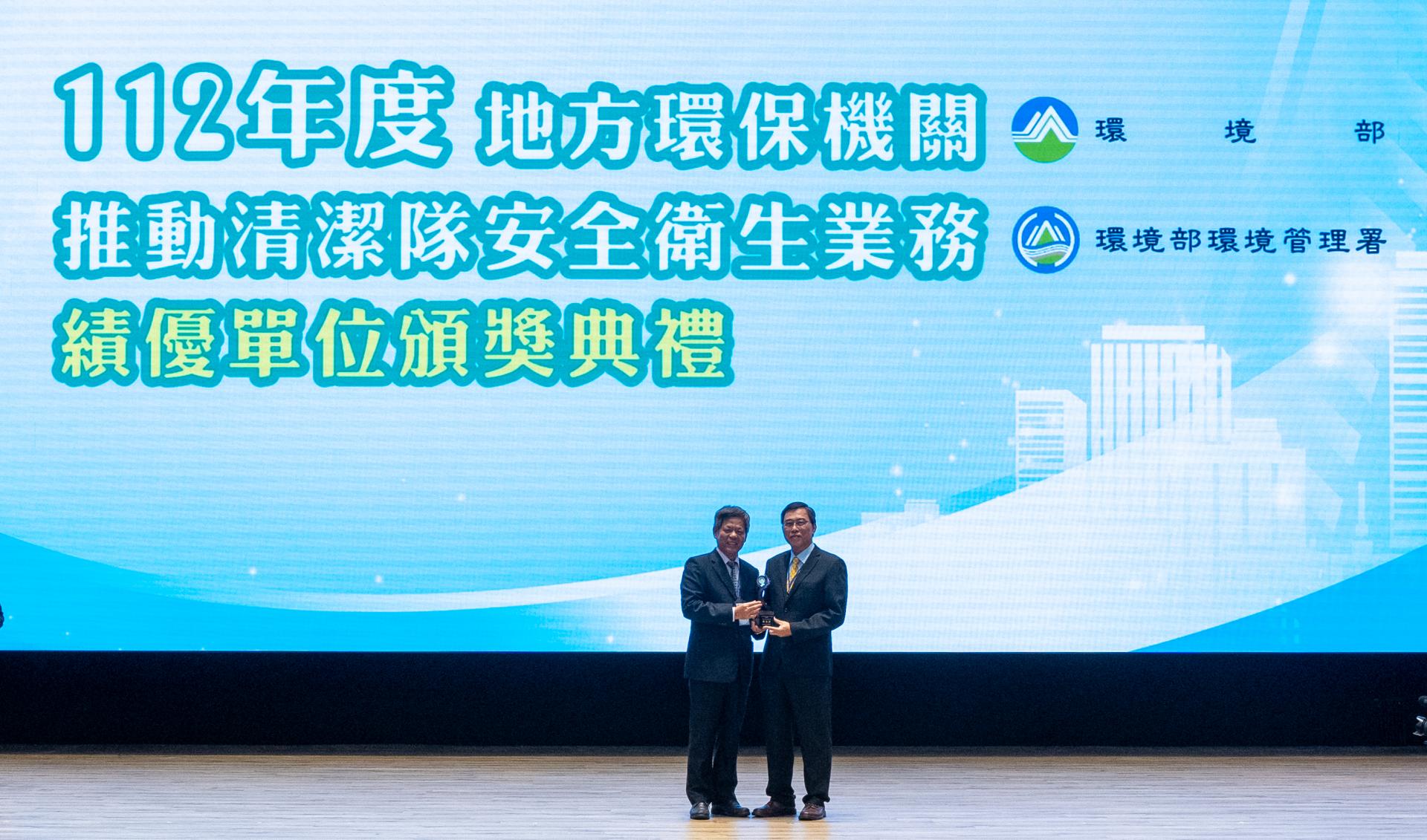 顏旭明署長致贈獎座予得獎單位