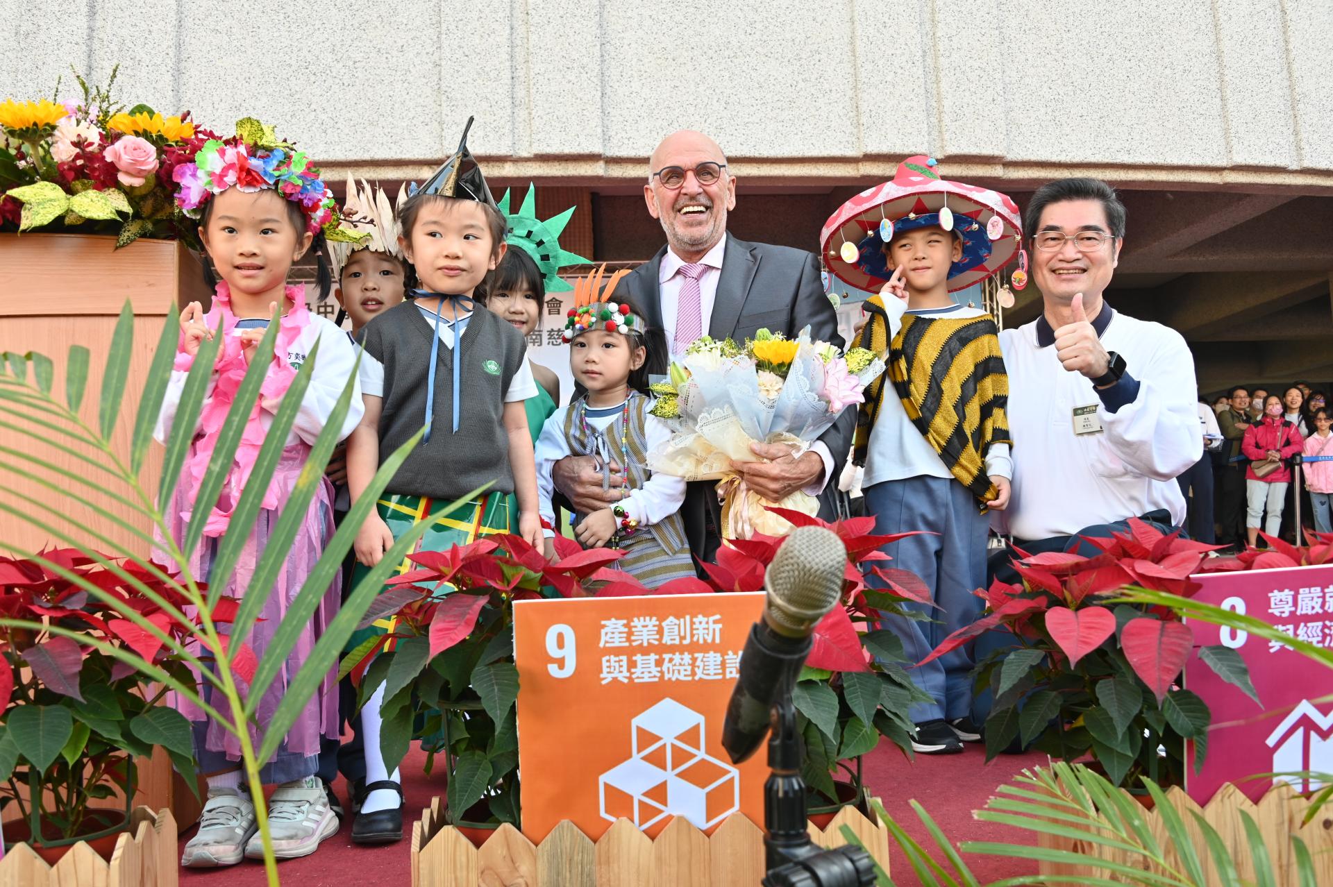荷蘭美聲歌手Martin Hurkens獻唱,祝福臺南慈中生日快樂。幼兒園代表獻花,與姚智化校長及美聲歌手Martin Hurkens熱情擁抱。