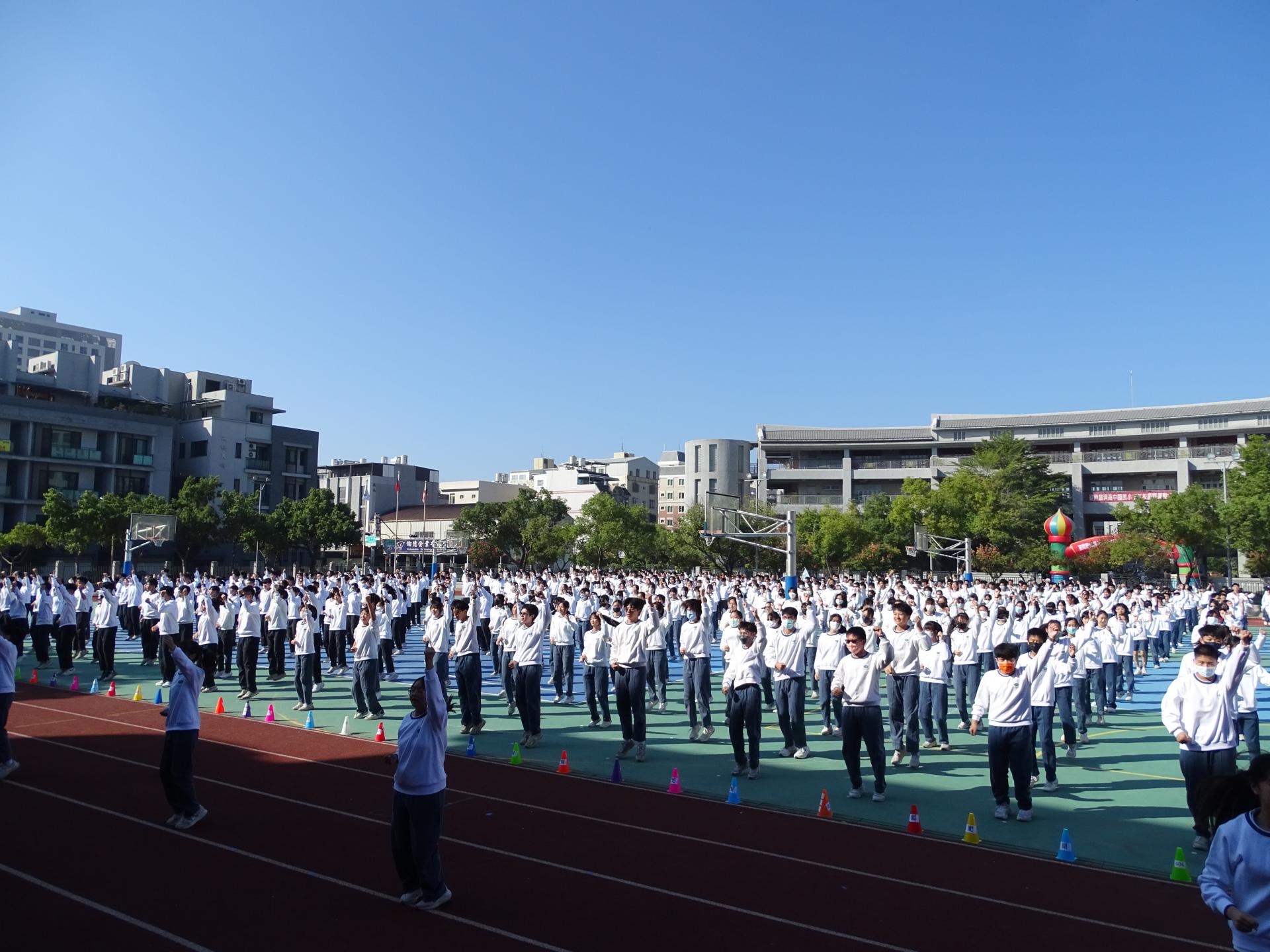 中學部以「加油歌」大會操,鼓舞所有人成為自己及他人的HERO。