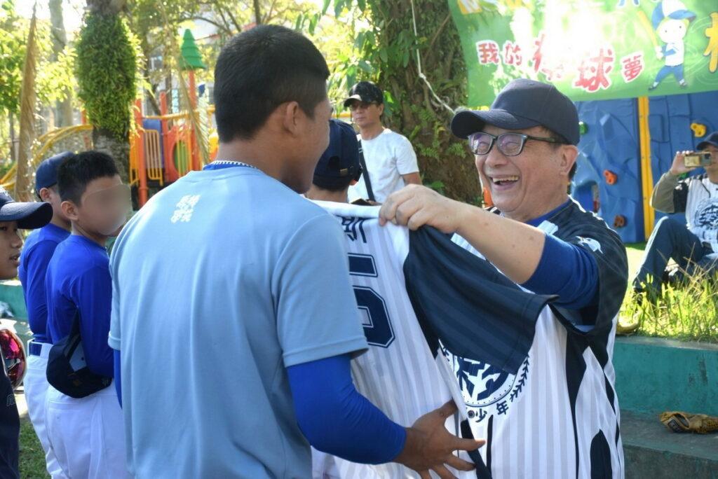芥菜種會執行長李肇家為孩子們披上繡有名子的專屬球衣,鼓勵孩子勇敢朝夢想邁進