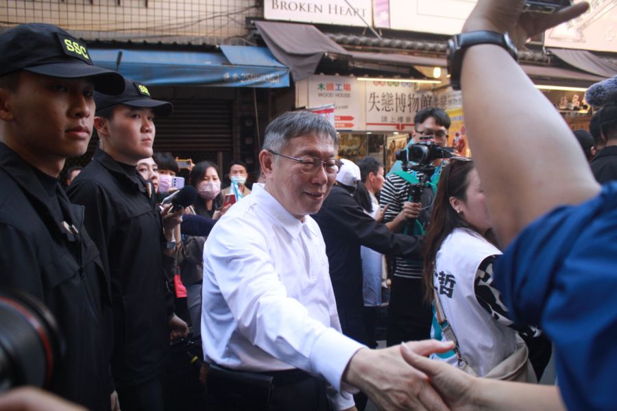 淡水掃街氣氛超熱 柯文哲力拚客廳革命讓年輕人說服長輩 257 柯文哲淡水老街掃街(方炳超攝)