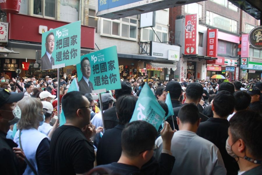 淡水掃街氣氛超熱 柯文哲力拚客廳革命讓年輕人說服長輩 258 柯文哲淡水老街掃街,人多到爆炸(方炳超攝)