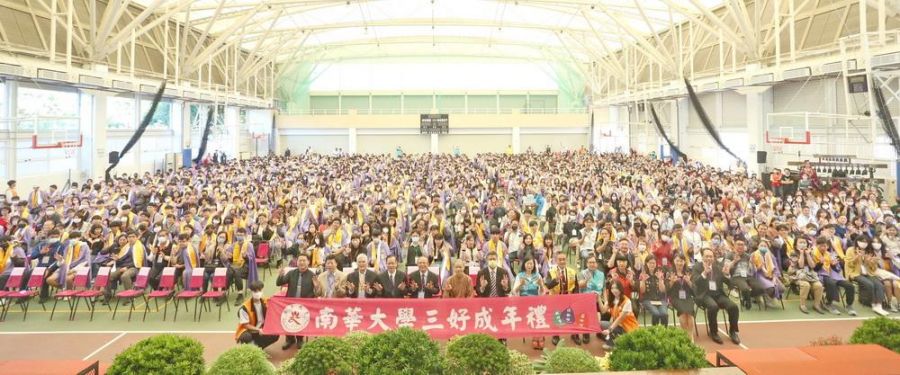 南華大學依循古禮見證998位學生成年 感恩奉茶 家長欣喜孩子轉大人
