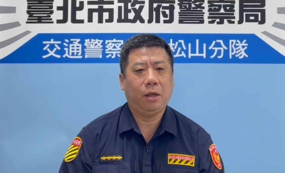 松山交通分隊小隊長康木榮說明。（記者林金聖翻攝）