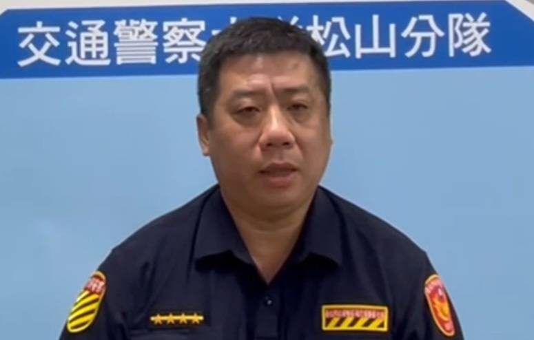 松山交通分隊小隊長康木榮說明。（記者林金聖翻攝）