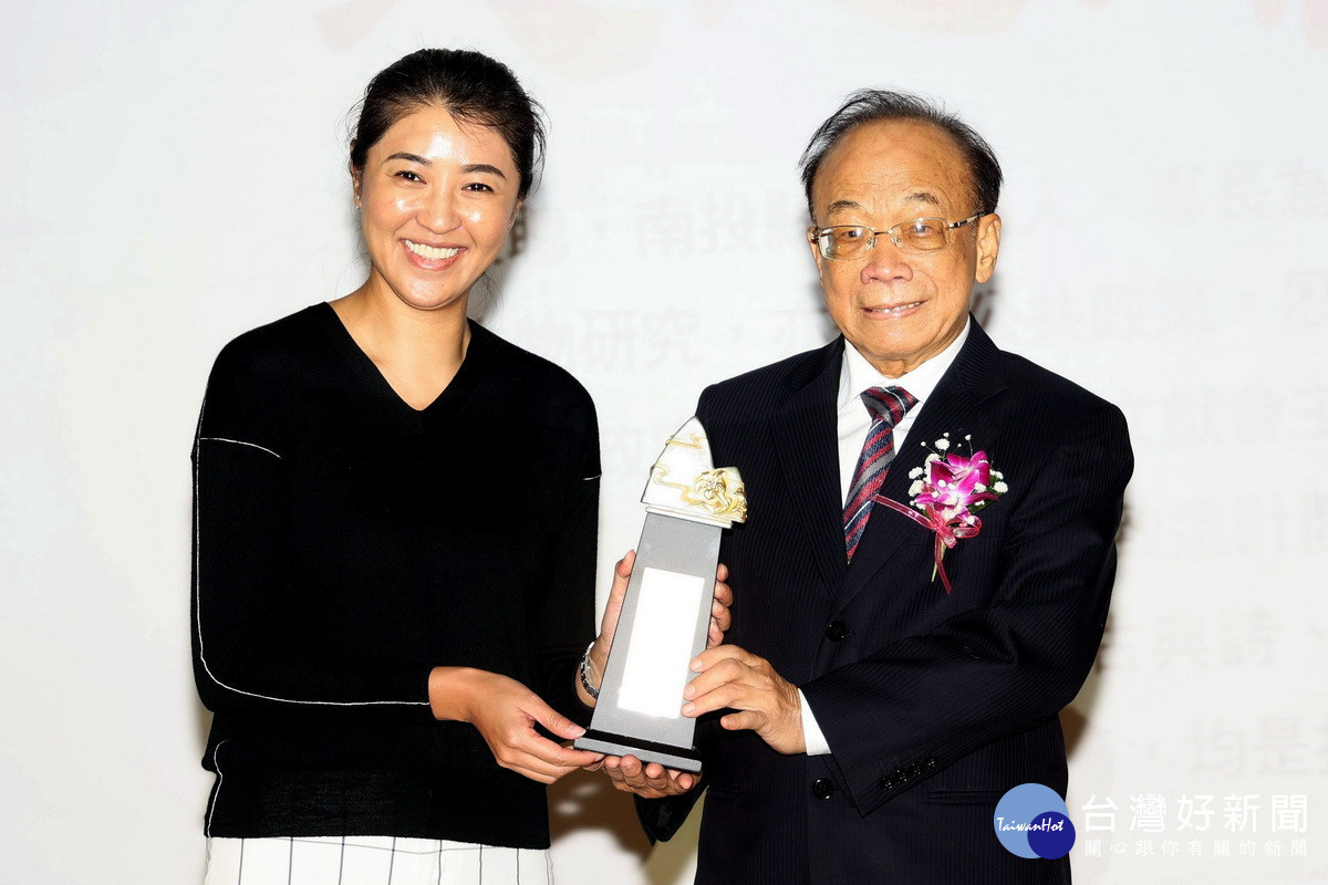 許縣長頒文學貢獻獎予簡榮聰老師。（縣府提供）