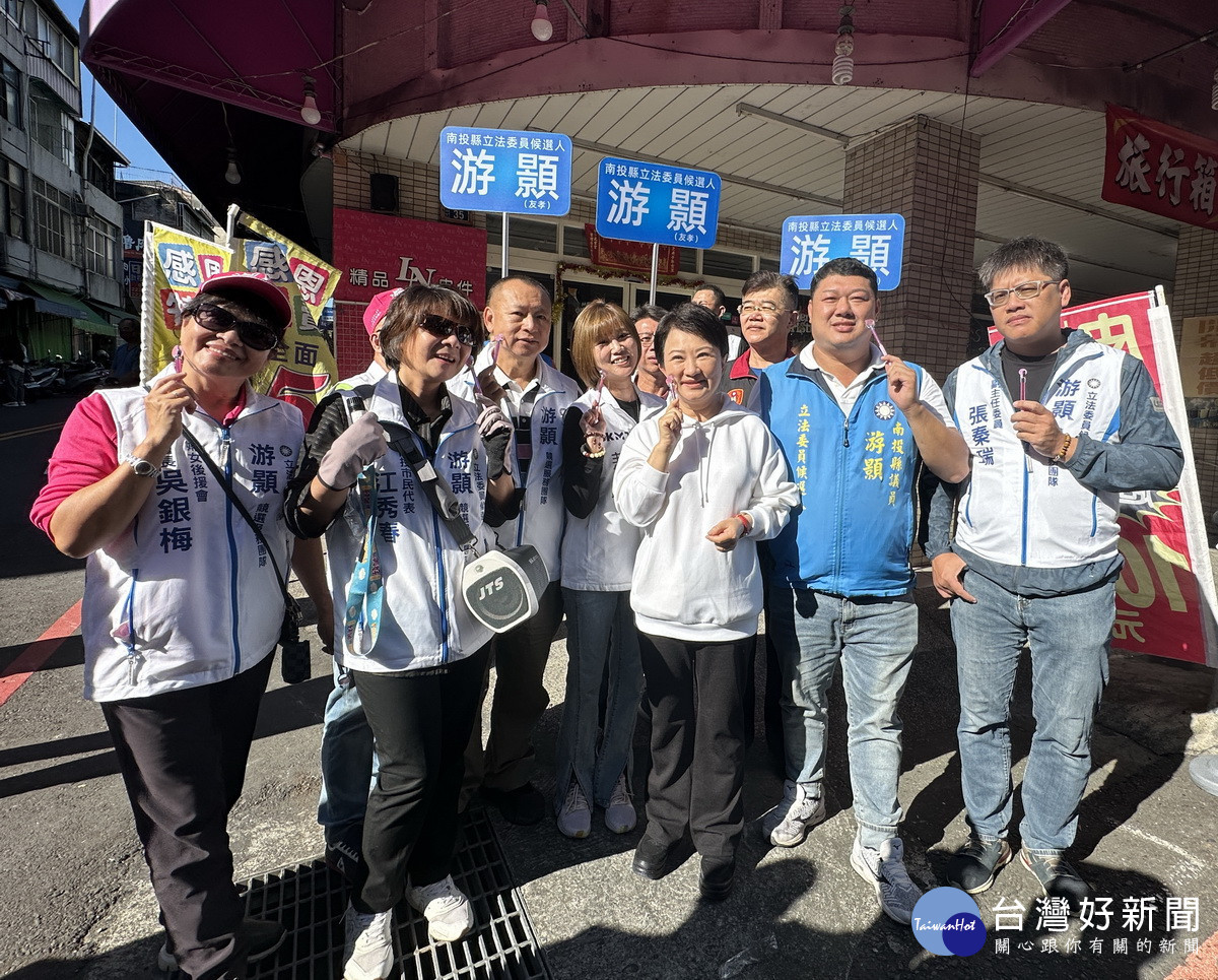 台中市長盧秀燕（右三）抵南投為游顥助勢拜票。（記者扶小萍攝）