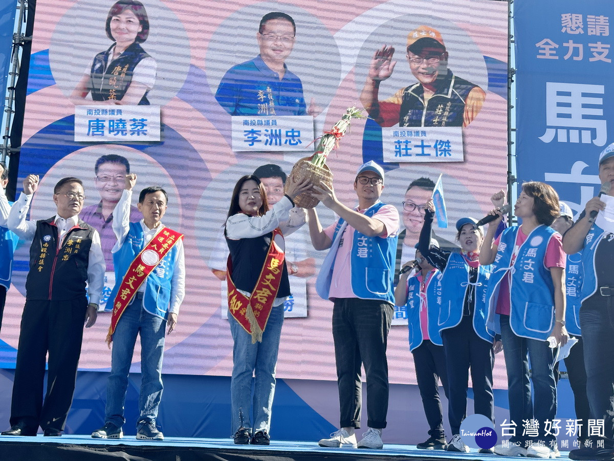 簡千翔議員贈送馬文君蒜頭祝福高票凍蒜。（記者扶小萍攝）