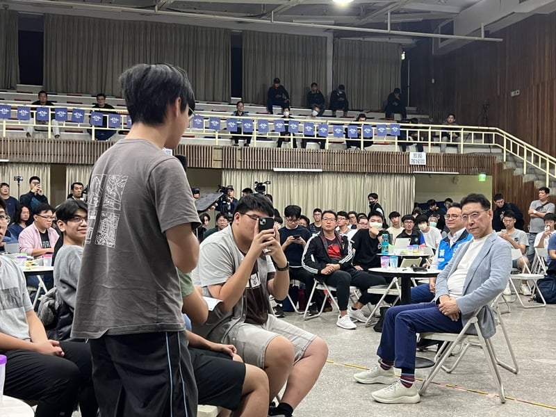趙少康首場「與青年對談」9日晚間在台中開場，與中部學子交流、暢談兩岸、經濟、政治等議題逾3小時。中央社