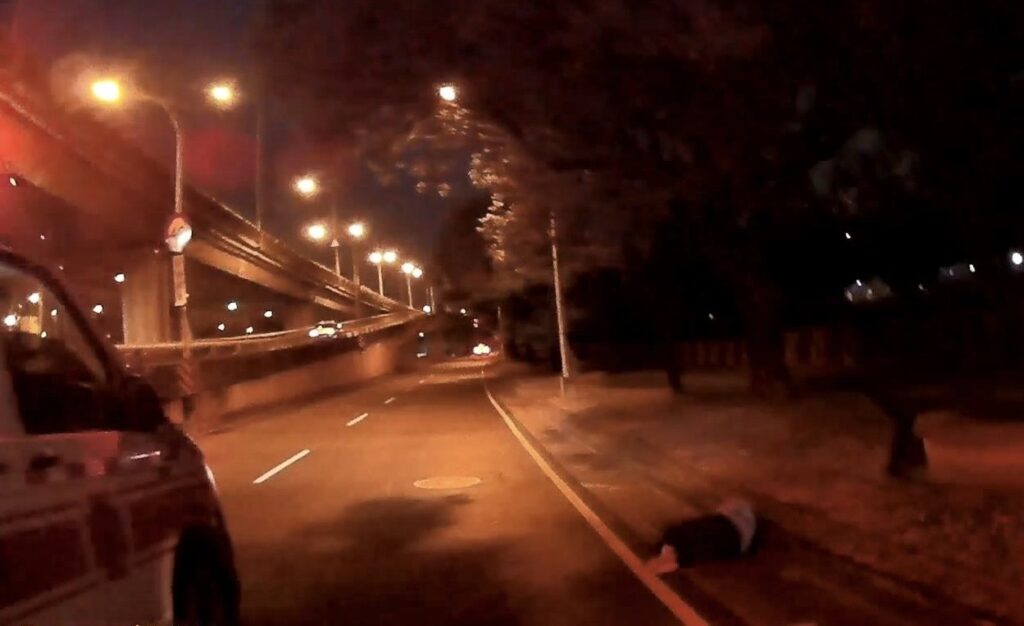 ▲圖說：女子凌晨倒臥街頭，發現民眾急忙報警求助              （圖／台中市政府提供）