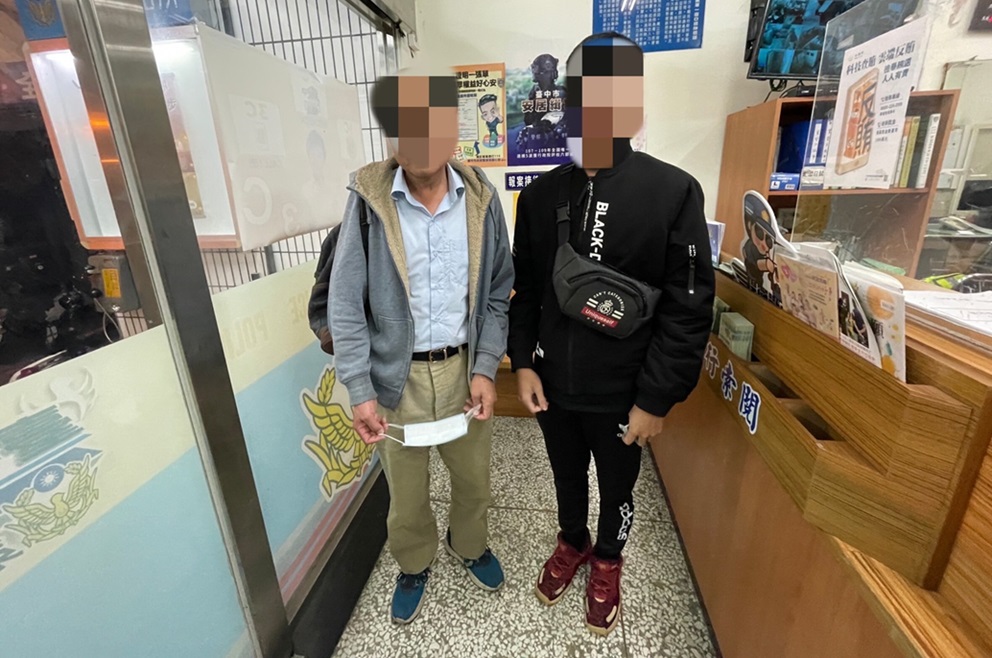 ▲圖說:劉男百萬外幣背包失而復得,開心地和員警和拾獲店員合影留念 (圖/台中市政府提供)