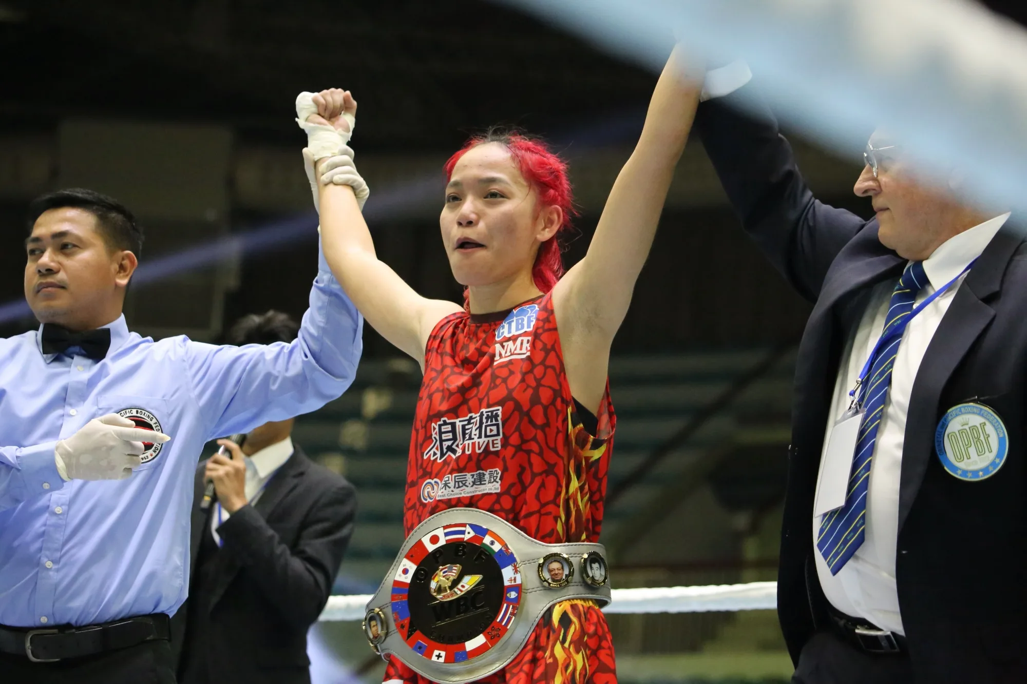 《拳擊》美女雙胞胎拳手輪番登台 王靖欣勇奪OPBF銀腰帶冠軍