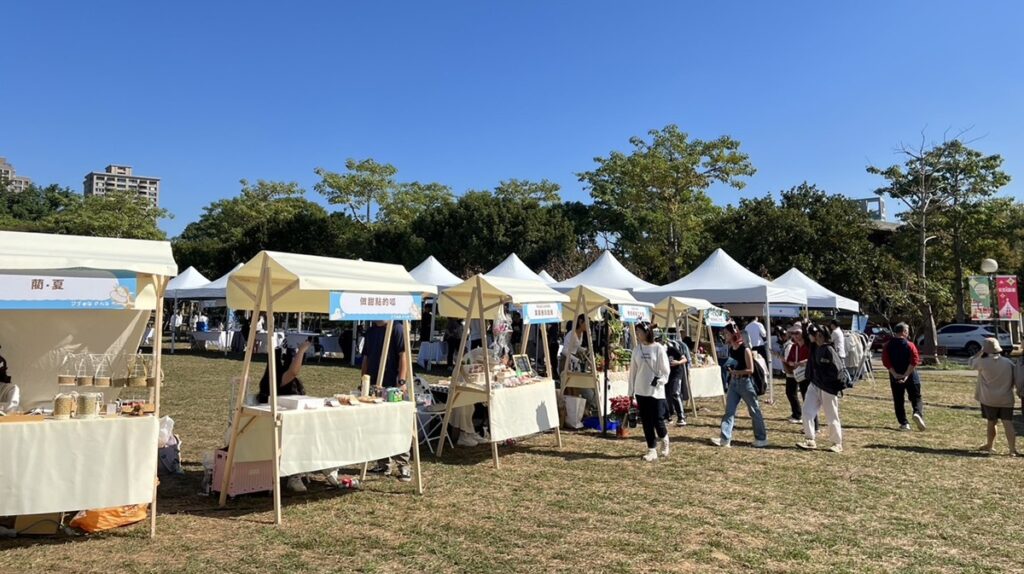 東海大學「第一屆東海牛奶節」,規劃超過100的學生攤位,展現出東海學生的青春活力。(圖/東海大學提供)