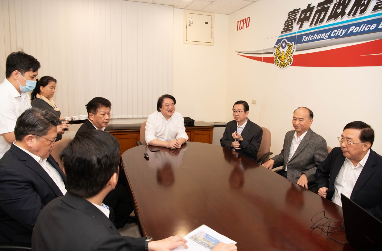 ▲圖說:內政部長林右昌於今(10)日特別前往中市警局,聽取選舉查察及安全維護工作簡報 (圖/台中市政府提供)