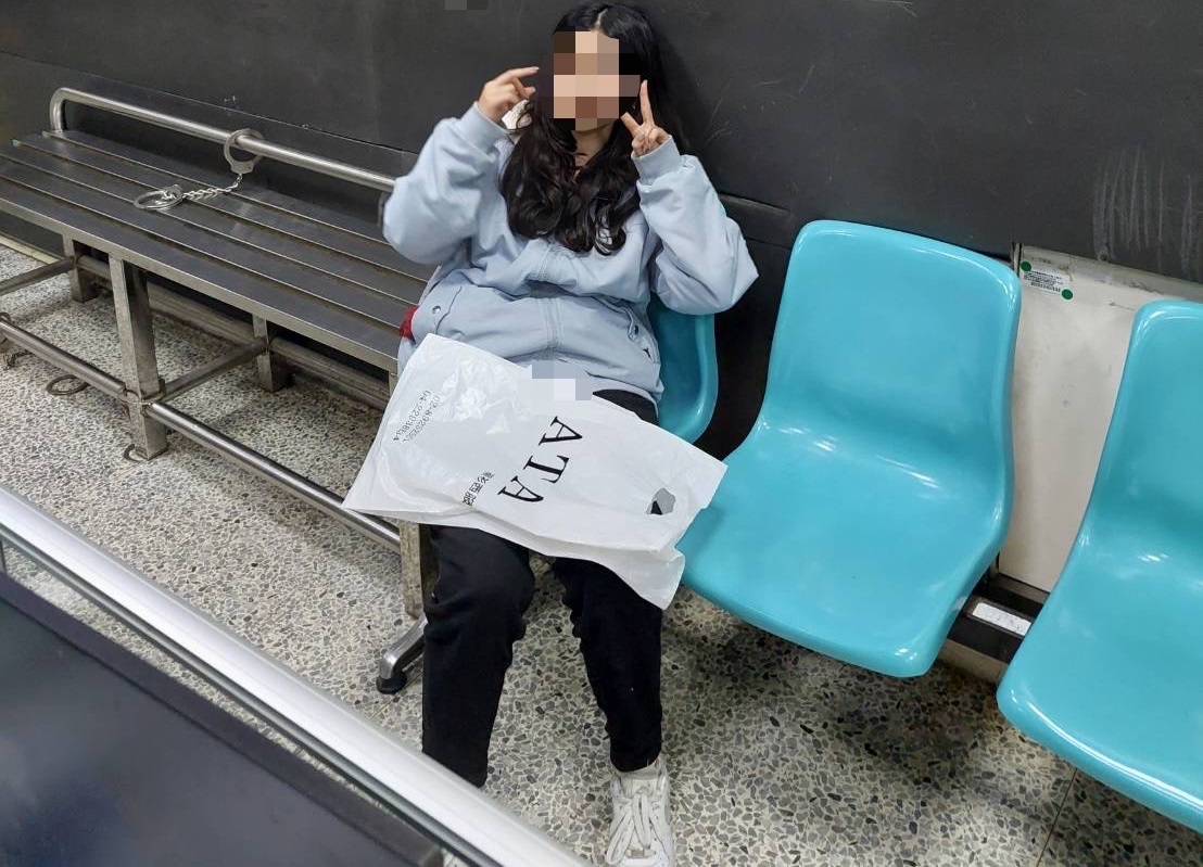 ▲圖說:黎明所員警陪練肖話,安撫鄭女坐上警車回派出所 (圖/台中市政府提供)