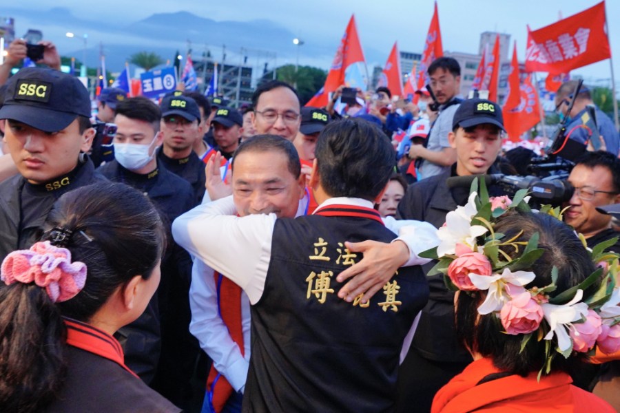 五萬人湧入造勢現場力挺 傅崐萁:政黨輪替花蓮才會好 247 國民黨正、副總統參選人侯友宜、趙少康10日與國民黨立委參選人傅崐萁成立聯合競選總部