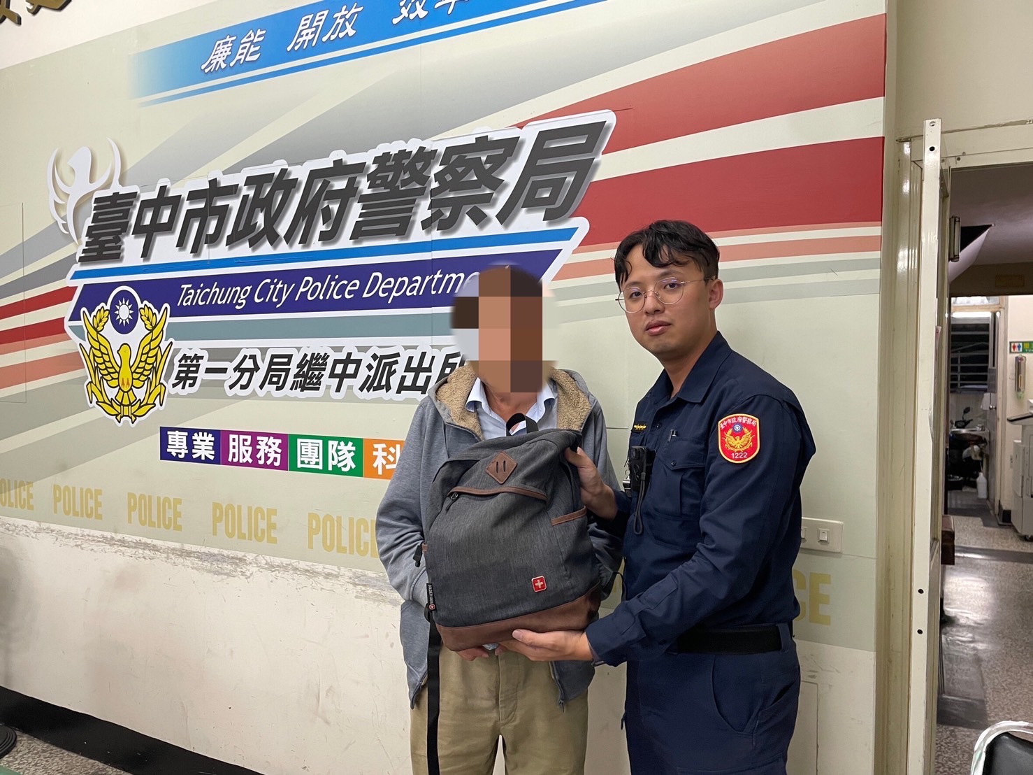 41歲的劉男，在失去約一百萬新臺幣外幣後，在繼中所留下瞬間的感激畫面，向參與協助的警察吳佳侖、葉碩峰、施勇任表示感謝。（圖/記者江雁武攝）