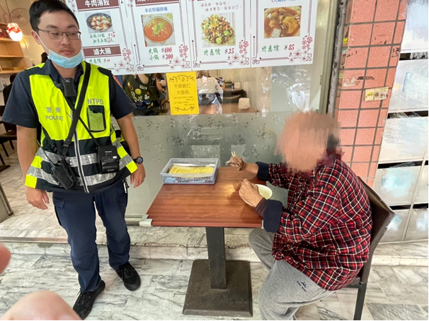警方發現老翁獨自坐在餐廳門口。(記者宋紹誠翻攝)
