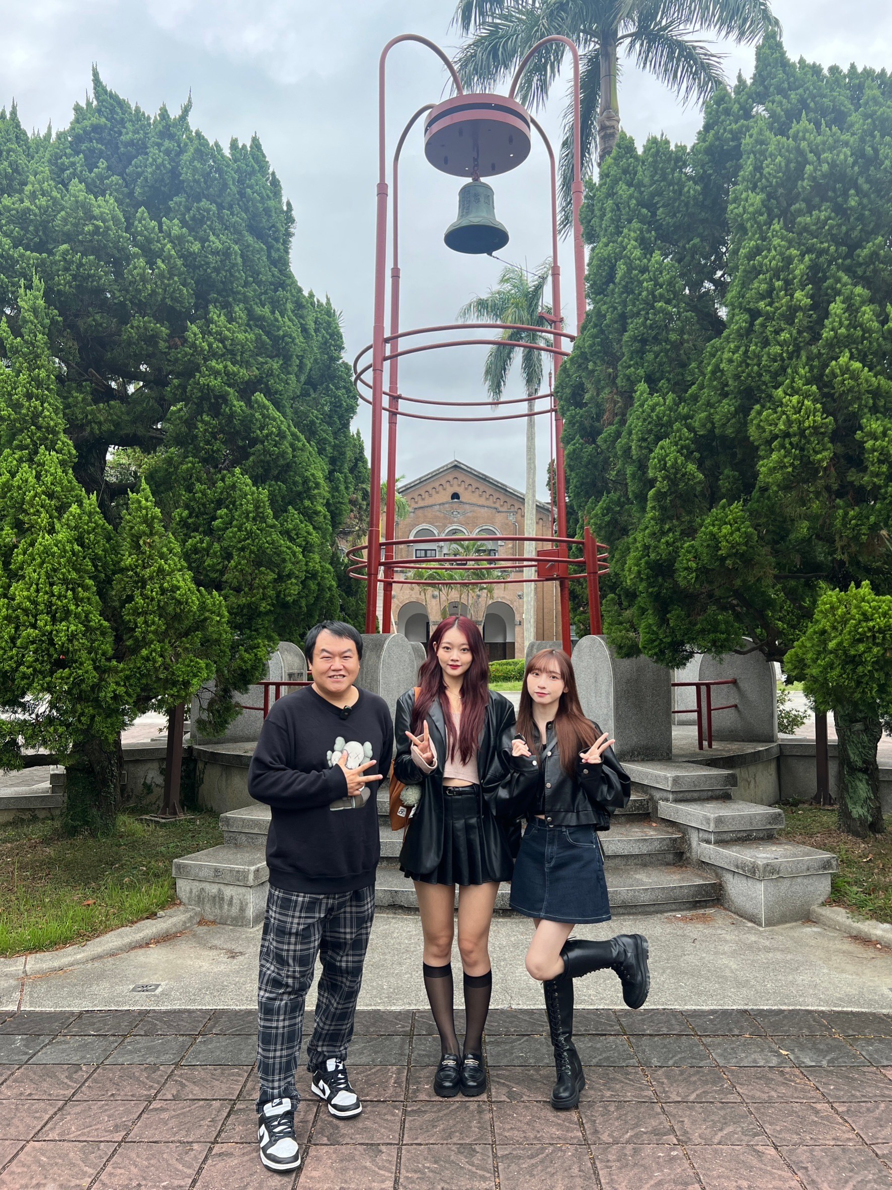 YouTube頻道《看你老墓》主持人司徒、心動女孩成員薇軒、隊長多莉,走訪台灣大學,破解「傅鐘」靈異傳說。(照片/紅心字會提供)