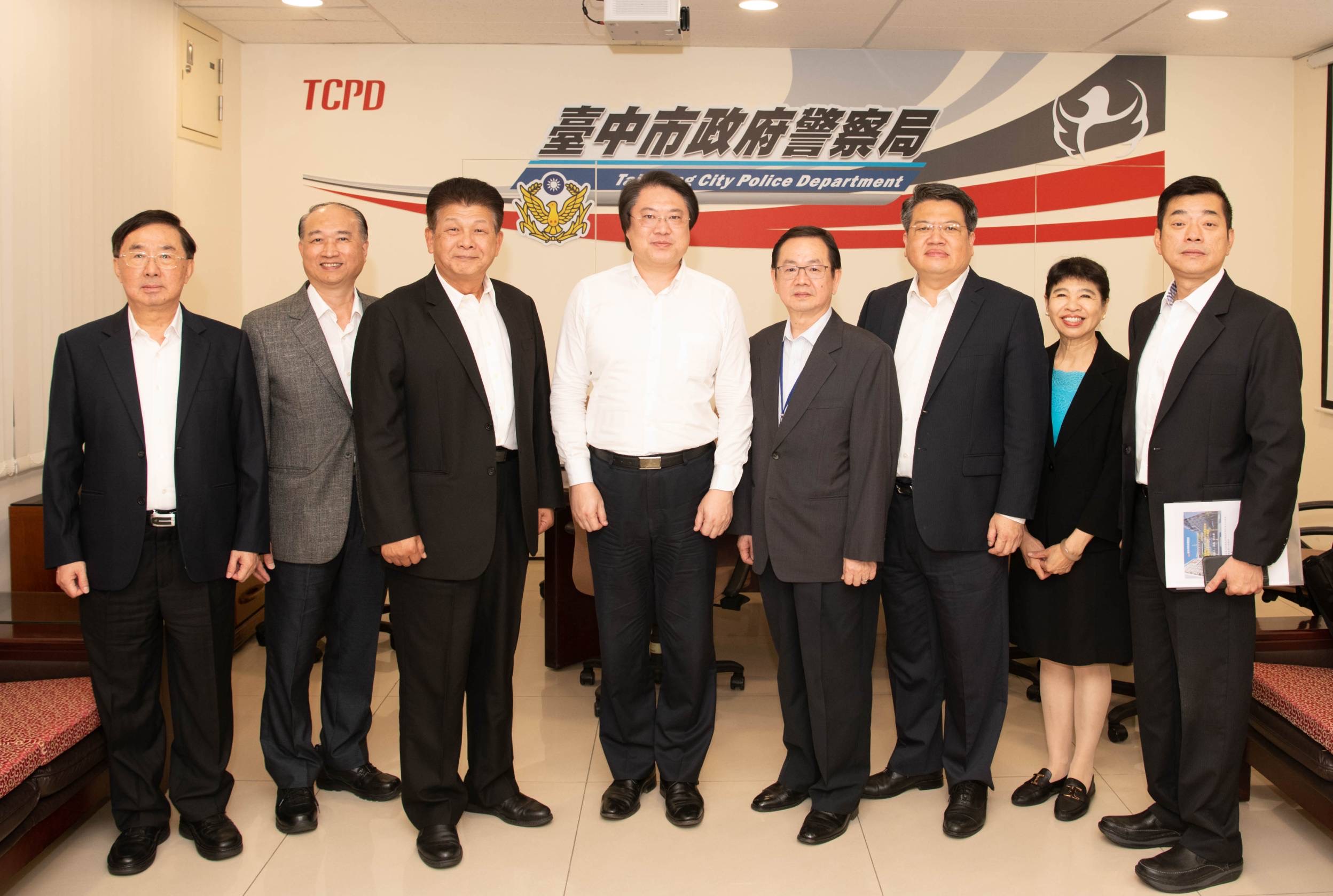 內政部長林右昌今（10）日訪視臺中市警察局，李文章局長率一級主管峰會。（圖/記者江雁武翻攝）