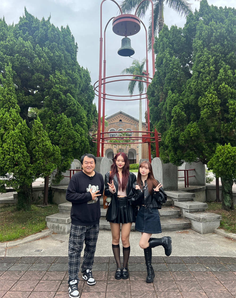 ▲YouTube頻道《看你老墓》主持人司徒、心動女孩成員薇軒、隊長多莉,走訪台灣大學,破解「傅鐘」靈異傳說。(圖/紅心字會提供)