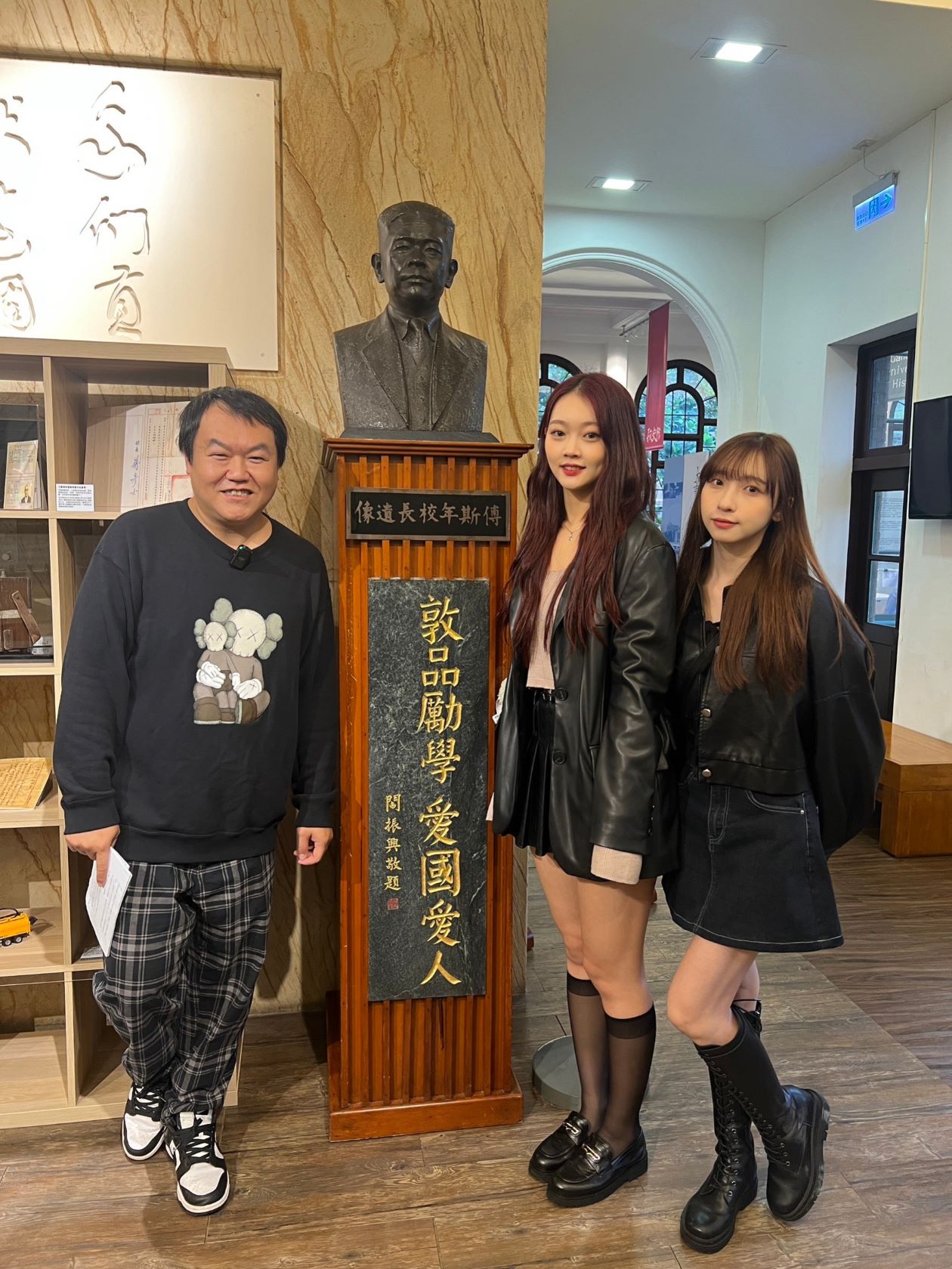 ▲YouTube頻道《看你老墓》主持人司徒、心動女孩成員薇軒、隊長多莉,赴台大校史館向傅斯年校長銅像致敬。(圖/紅心字會提供)