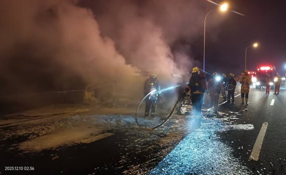 國1彰化北斗段南下火燒車釀一傷 火勢燒到剩骨架!三人幸逃生