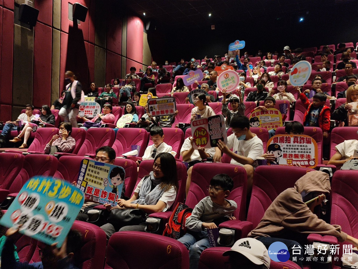 嘉義縣警察局結合嘉義縣府財稅局與國稅局嘉義分局「杜絕私劣菸」活動，在秀泰影城加強防詐宣導／警方提供