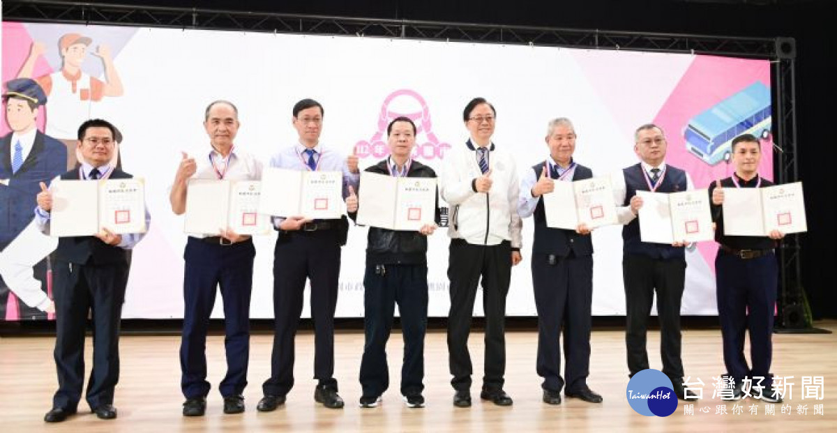 「桃園市112年度優良職業汽車駕駛人頒獎典禮」大合影。