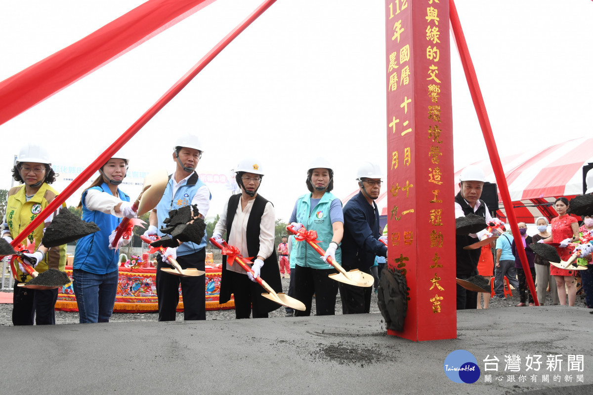 「田中水與綠的交響環境營造工程計畫」，於今（11）日上午在預將在站區附近施作的田中鎮滯洪池公園辦理開工祈福典禮。圖／記者鄧富珍翻攝