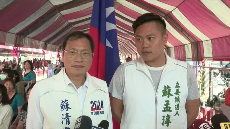 侯友宜、蘇清泉(左)屏東萬丹之友會和蘇孟淳(右)萬丹之友會昨天同時同場成立,兩人同框受訪。讀者提供
