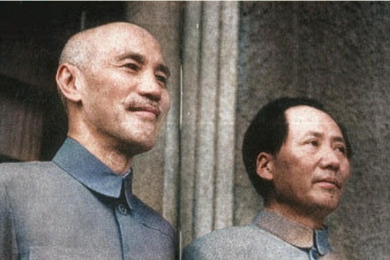 抗戰勝利後,蔣介石誤判了東北情勢,國民政府對東北的接收規畫落空,最終江山失守。圖為毛澤東與蔣介石。(資料照,維基百科) 抗戰勝利後,蔣介石誤判了東北情勢,國民政府對東北的接收規畫落空,最終江山失守。圖為毛澤東與蔣介石。(資料照,維基百科)